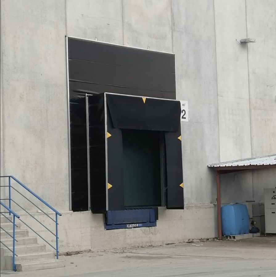 3,40 x 3,40 x 0,60m standard, 4 mm vastag gumilapokból álló csuklós szerkezetű kaputömítés
