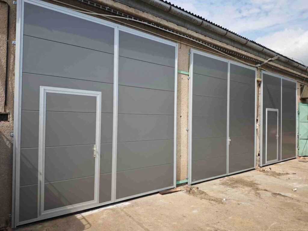 Ipari szárnyac kapu beépített személybejáró ajtóval