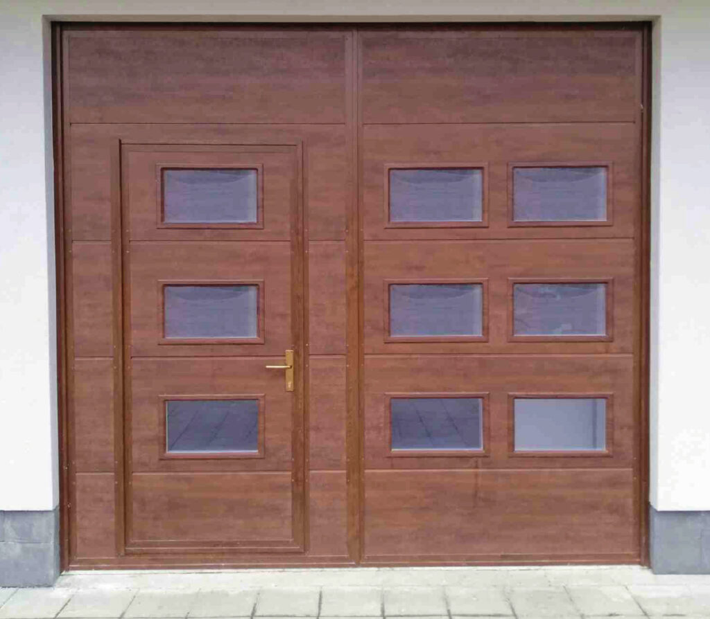 lakossági garázskapu beépített személybejáró ajtóval mysoor